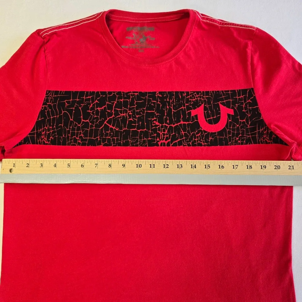 True Religion Mens Red Crackle Print Horseshoe Logo Graphic T-Shirt XXL Y2K 90s